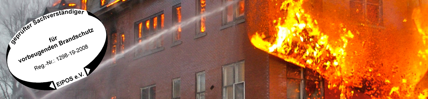 Brennendes Gebäude während eines Feuerwehreinsatzes
